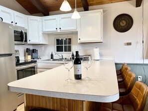 Fridge, microwave, oven, stovetop - North Conway Chalet w/ Pool & Golf, Parking! Story Land (Bartlett)