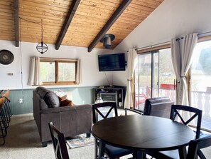 Smart TV, fireplace - North Conway Chalet w/ Pool & Golf, Parking! Story Land (Bartlett)