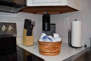 Fridge, microwave, oven, stovetop - North Conway Chalet w/ Pool & Golf, Parking! Story Land (Bartlett)