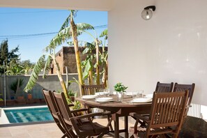 Outdoor dining - Villa 'Fernando' with Private Pool, Private Terrace and Wi-Fi (Conil de la Frontera)