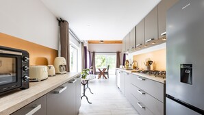 Eine moderne Küche mit Mikrowelle, Toaster und Kühlschrank.