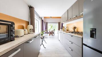 Fridge, oven, stovetop, dishwasher