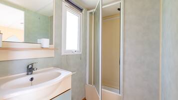 Dusj, hårføner og håndklær