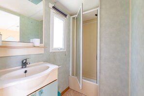 Douche, séchoir à cheveux, serviettes fournies