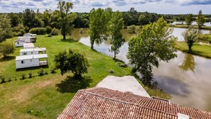 Propiedad junto al lago con casa, terraza cubierta y pequeño muelle para botes.