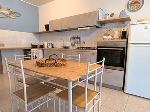 Réfrigérateur, four, plaque de cuisson, cafetiÚre/bouilloire