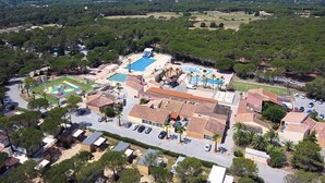 An aerial view of a resort with a swimming pool, tennis courts, and a mountain backdrop. - Mobile Home 'Mobilhome Oasis Village Puget Argen' with Shared Pool and Private Terrace (Puget-sur-Argens)