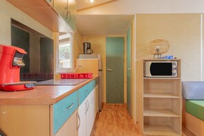 Kühlschrank, Mikrowelle, Herdplatte, Wasserkocher mit Kaffee-/Teezubehör