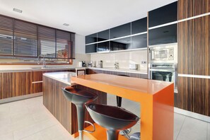 Fridge, microwave, oven, stovetop - Villa 'Casa Dos Pinheiros' with Private Pool, Wi-Fi and Air Conditioning (Apúlia)