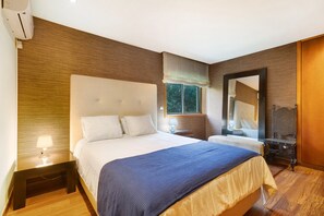 3 slaapkamers, een strijkplank/strijkijzer, gratis wifi, beddengoed