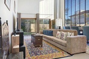 Televisión y chimenea 