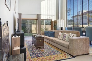 TV, fireplace - Villa 'Casa Dos Pinheiros' with Private Pool, Wi-Fi and Air Conditioning (Apúlia)