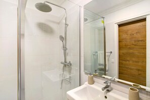 Douche, sèche-cheveux, serviettes fournies