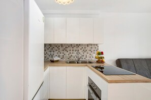 冰箱、微波炉、烤箱、炉灶