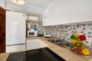 冰箱、微波炉、烤箱、炉灶