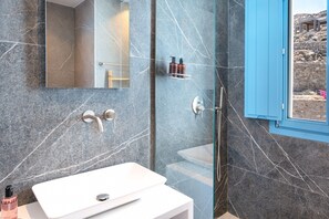 Shower, hair dryer, towels - Villa 'Myko  Seafront' with Sea View, Wi-Fi and Air Conditioning (Mykonos)