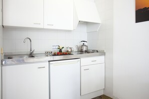 Réfrigérateur, micro-ondes, plaque de cuisson, cafetiÚre/bouilloire