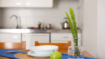 冷蔵庫、電子レンジ、コンロ、コーヒー / ティーメーカー