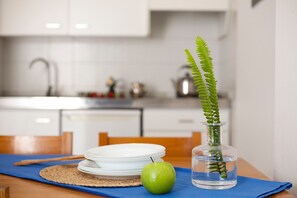 Frigorifero, microonde, piano cottura, macchina per tè/caffè