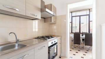 KylskÄp, spishÀll, diskmaskin och grytor/köksredskap