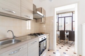 Refrigerador, placa de cocina, lavavajillas, utensilios de cocina