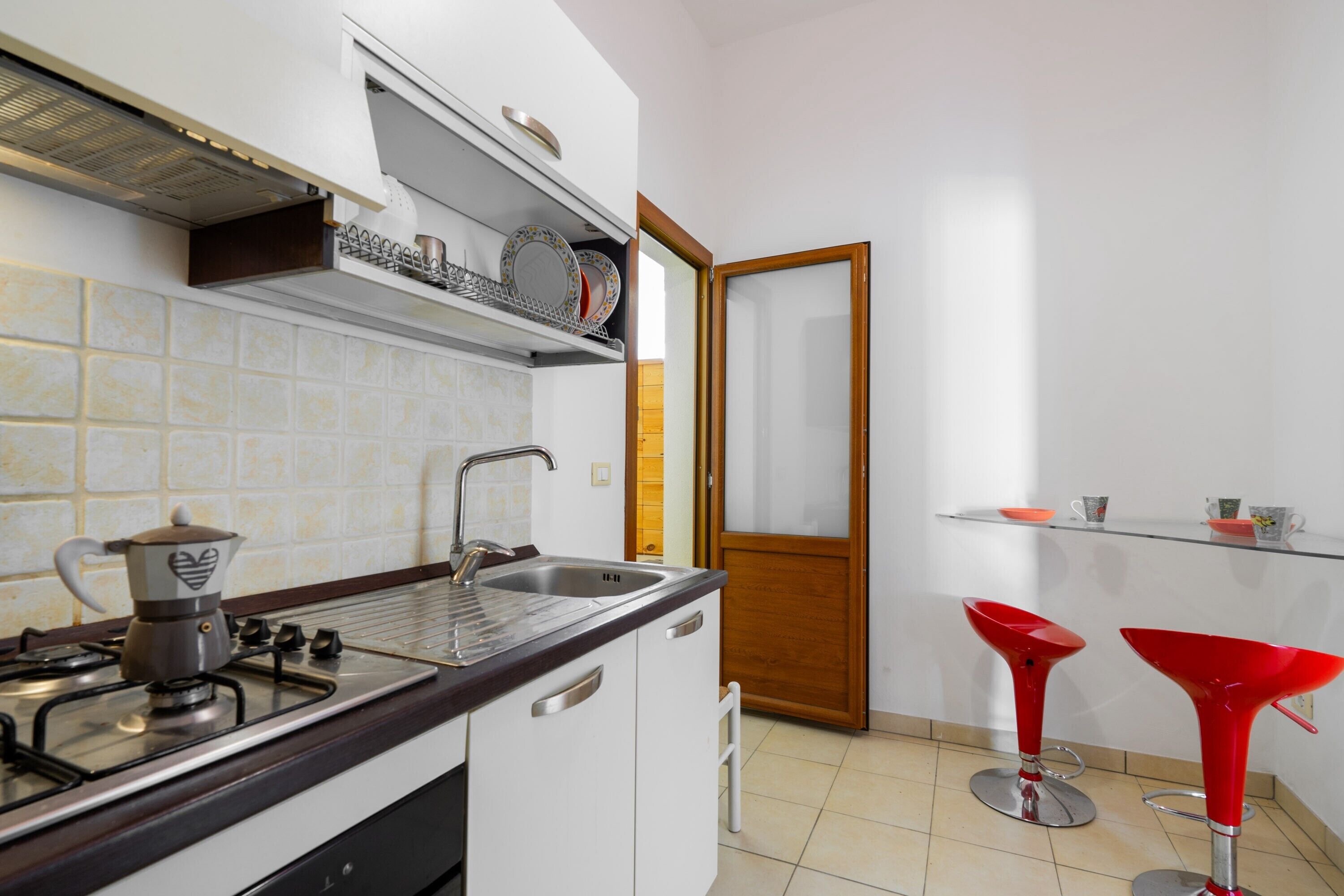 Een koelkast, een kookplaat, een koffiezetapparaat/waterkoker