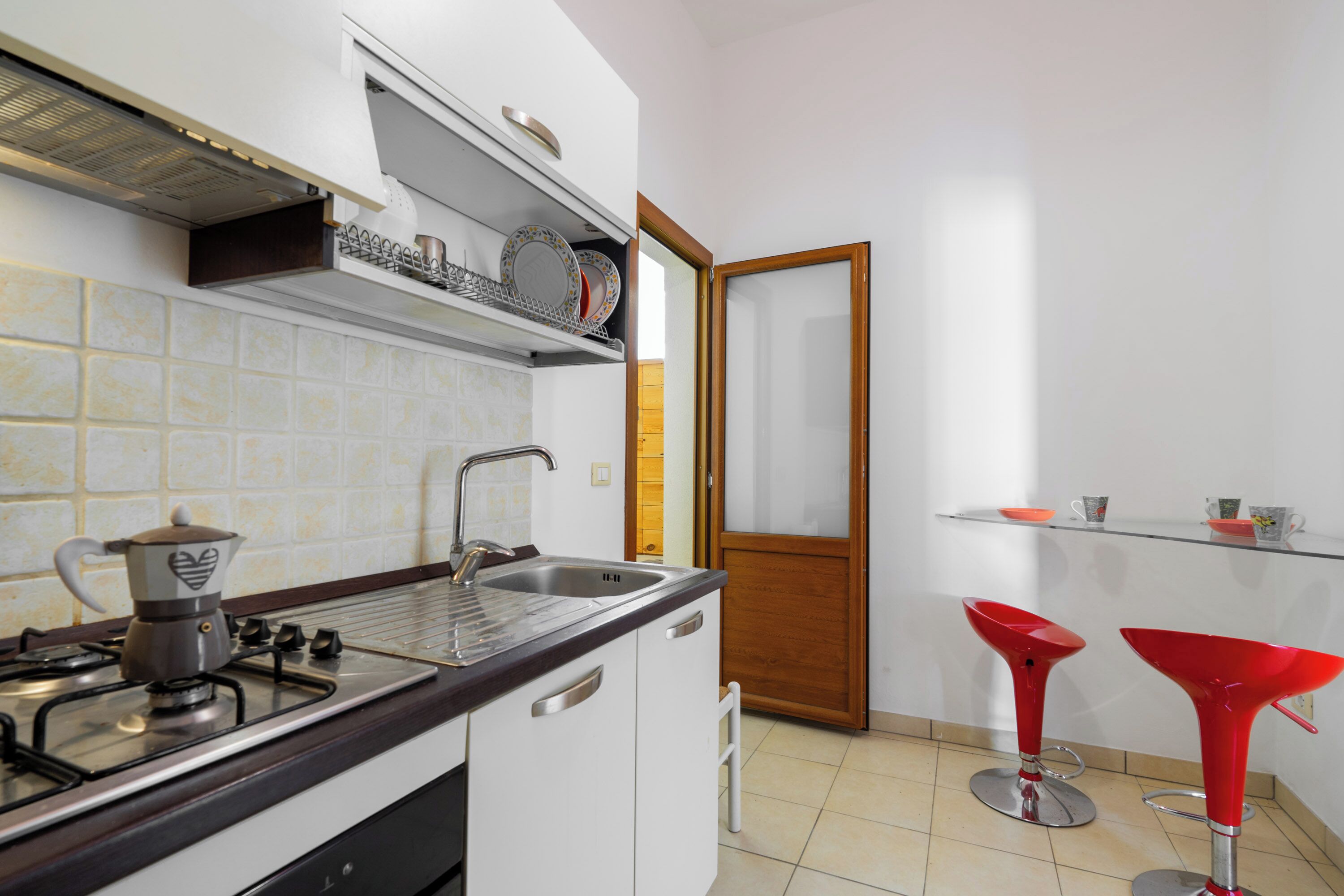 Een koelkast, een kookplaat, een koffiezetapparaat/waterkoker