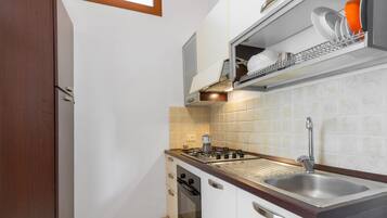 Kühlschrank, Herdplatte, Wasserkocher mit Kaffee-/Teezubehör