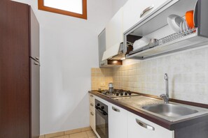 Fridge, stovetop, coffee/tea maker, cookware/dishes/utensils - Holiday Home 'La Casetta Al Mare' with Wi-Fi and Air Conditioning (ugento)