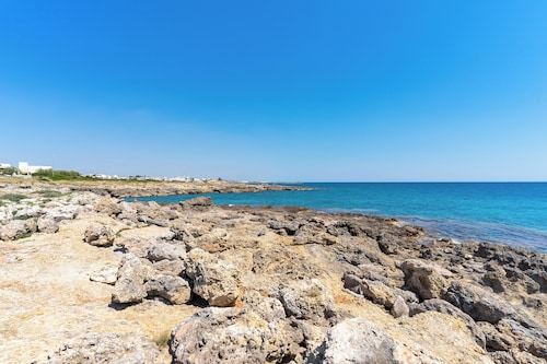 Holiday Home 'La Casetta Al Mare' with Wi-Fi and Air Conditioning