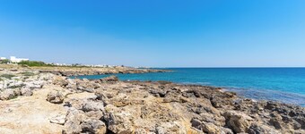 Holiday Home 'La Casetta Al Mare' with Wi-Fi and Air Conditioning