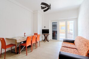 TV - Holiday Home 'A Pochi Passi Dalla Spiaggia' with Air Conditioning (Ugento)