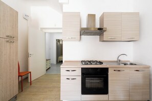 Fridge, stovetop, electric kettle, cookware/dishes/utensils