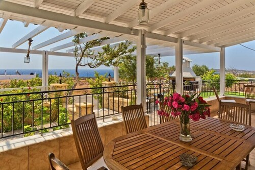 Holiday Home 'Villa Ntora' with Mountain View, Wi-Fi and Air Conditioning