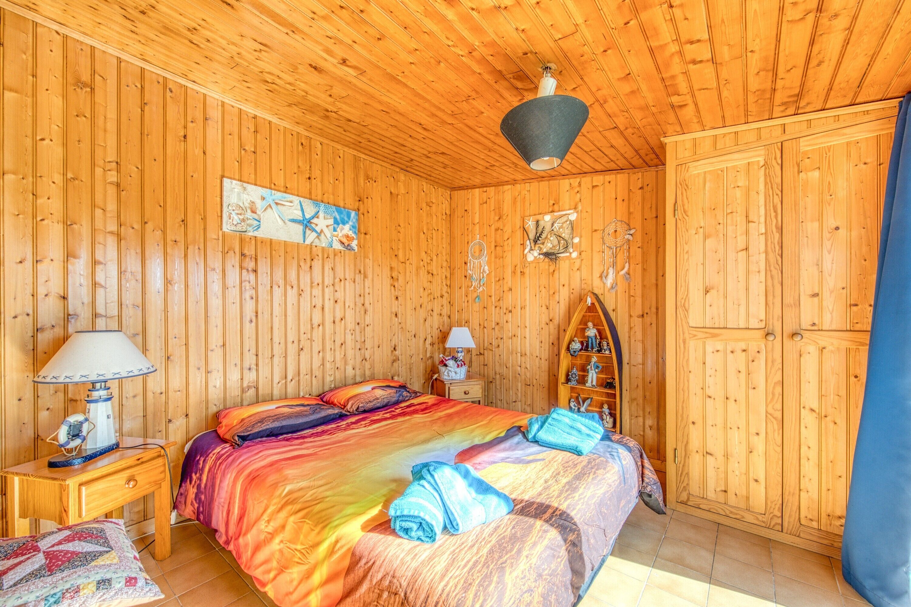 3 slaapkamers, een strijkplank/strijkijzer, gratis wifi, beddengoed