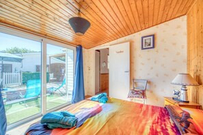 3 makuuhuonetta, silitysrauta/-lauta, ilmainen Wi-Fi, vuodevaatteet