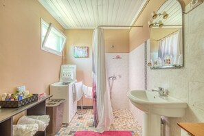 Suihku, hiustenkuivaaja, pyyhkeet