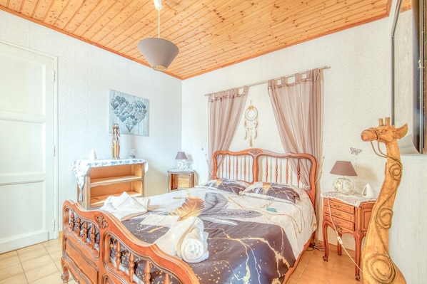 3 bedrooms, iron/ironing board, free WiFi, bed sheets