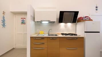 KylskÄp, mikrovÄgsugn, spishÀll och kaffe- och tebryggare