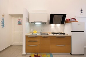 Frigorifero, microonde, piano cottura, macchina per tè/caffè