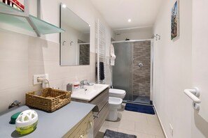Een douche, een haardroger, handdoeken