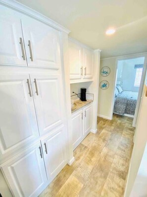 2 Schlafzimmer, Schreibtisch, Bügeleisen/Bügelbrett, Reisekinderbett