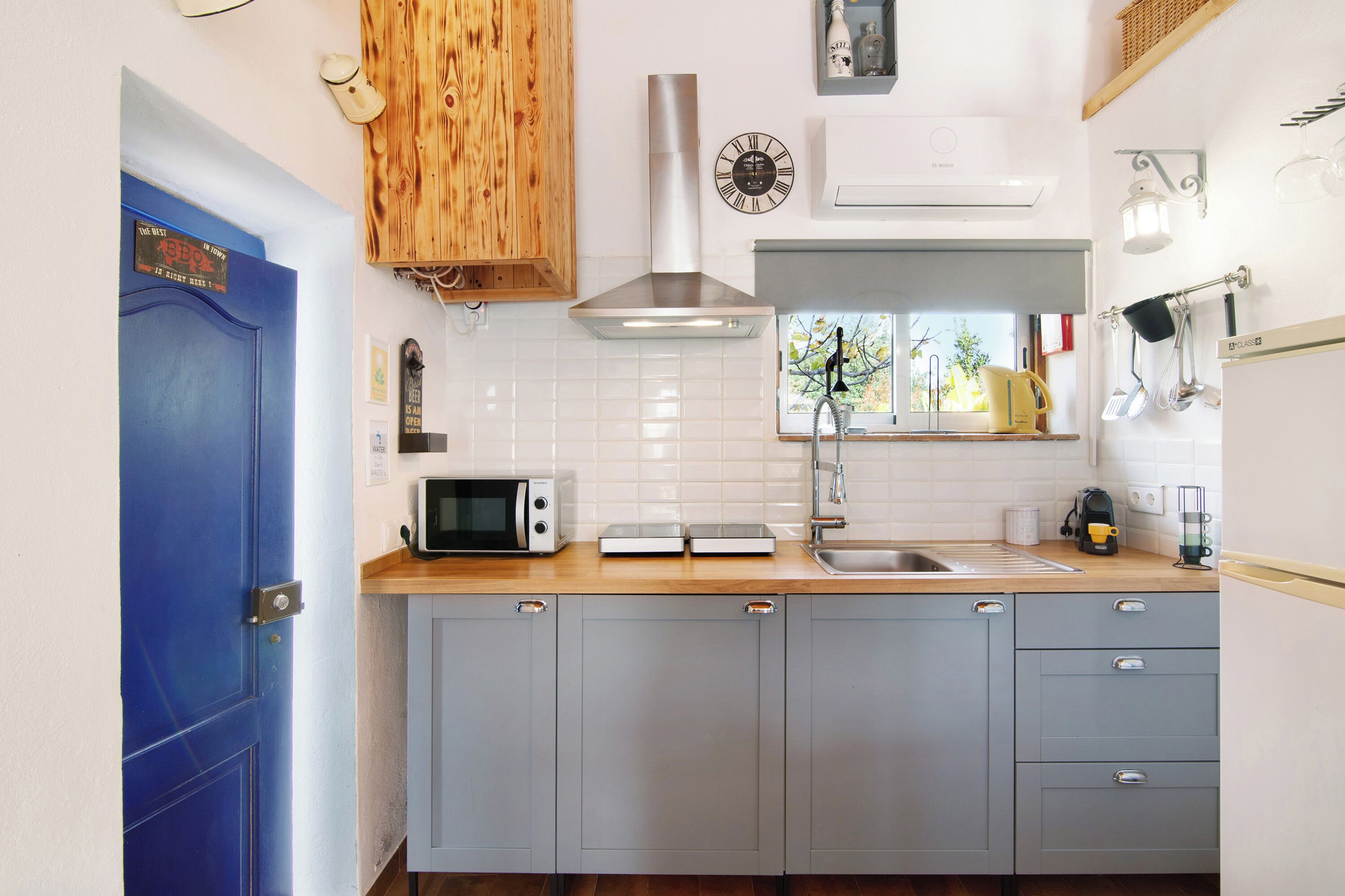 Frigorífico, microondas, horno y placa de cocina