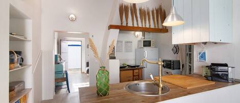 Réfrigérateur, micro-ondes, four, plaque de cuisson