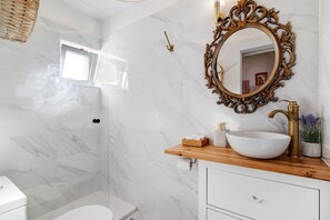 Dusche, Haartrockner, Handtücher