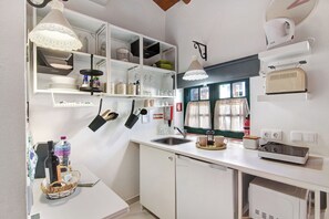 Kühlschrank, Mikrowelle, Herdplatte, Wasserkocher mit Kaffee-/Teezubehör