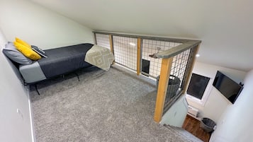 1 bedroom, desk, travel cot, WiFi