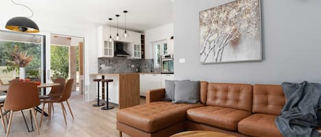 Smart TV, fireplace, stereo