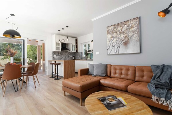 Een smart-tv, een open haard en een stereo