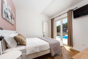 3 Schlafzimmer, Schreibtisch, Bügeleisen/Bügelbrett, Reisekinderbett